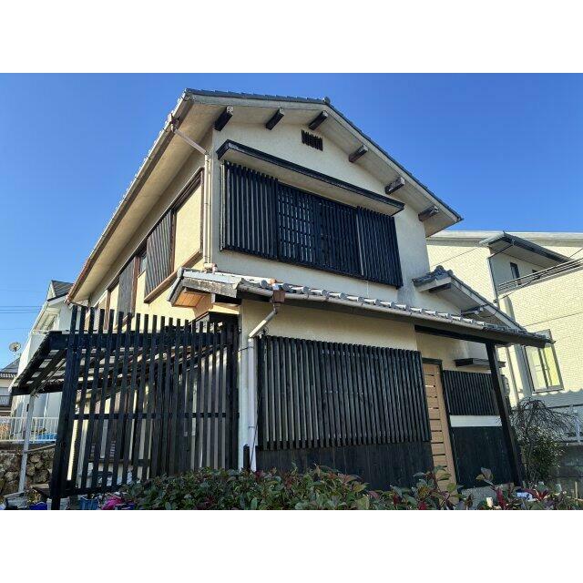 黒い格子でデザインされた外観