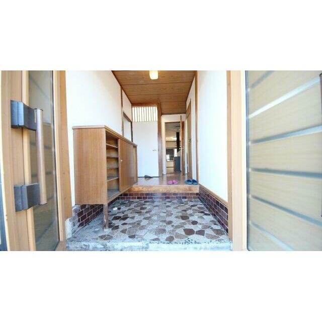 両開きで解放感ある玄関