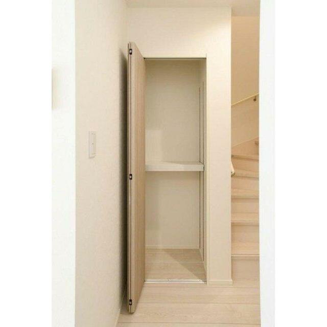 トイレットペーパーや掃除機、扇風機などのストックをまとめて管理。