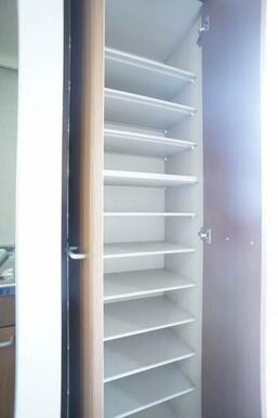 玄関には10足以上靴を収納できるスーズボックスが付いております！靴を収納することで玄関をすっきりさせる