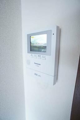 訪者を声と映像で確認できて安心なカラーモニター付ドアホン♪録画機能付きで不在時の来訪者も確認できます