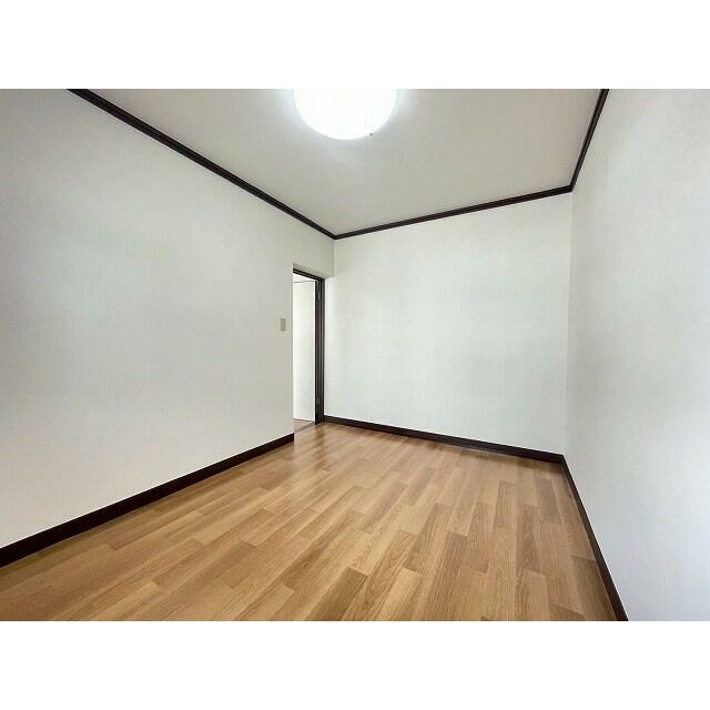 明るい室内は、書斎や趣味の部屋としても活用できる空間です。フローリングでお手入れも簡単です。