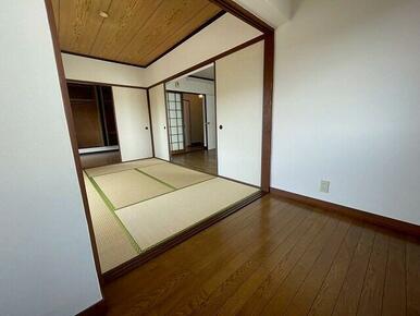 和室と洋室が隣接した居室。畳の香りとフローリングの使いやすさ、どちらも楽しめます。