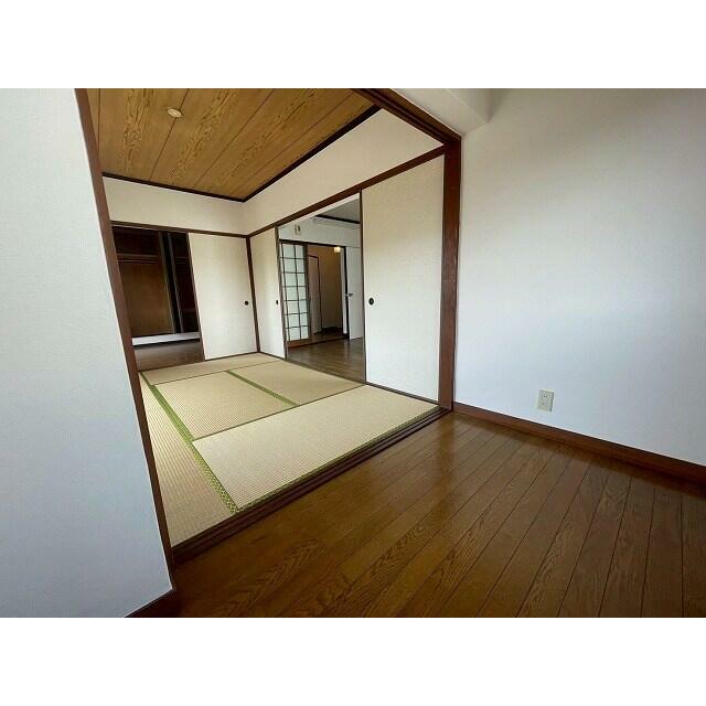 和室と洋室が隣接した居室。畳の香りとフローリングの使いやすさ、どちらも楽しめます。