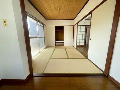 和の趣を感じる居室は、多様な使い方が可能です。広々とした空間は、くつろぎの場やゲストルームにも。