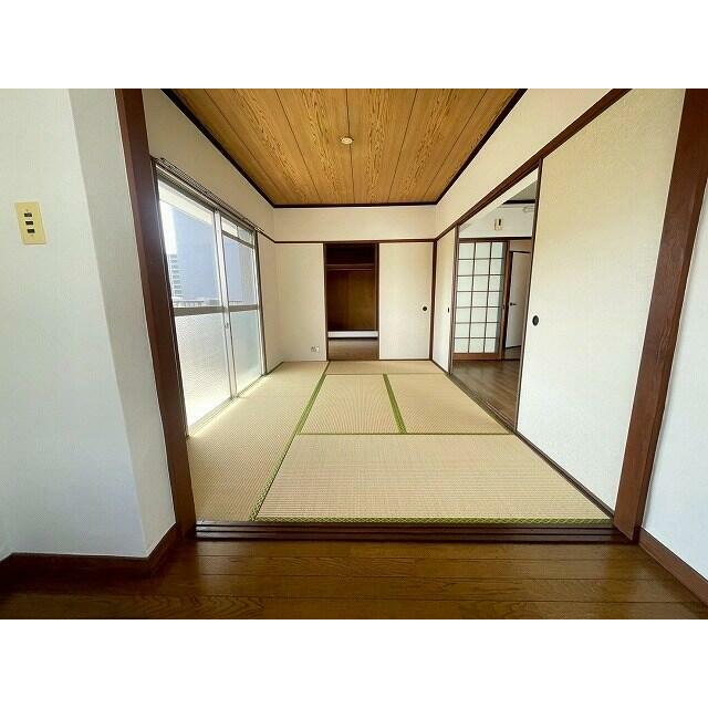 和の趣を感じる居室は、多様な使い方が可能です。広々とした空間は、くつろぎの場やゲストルームにも。