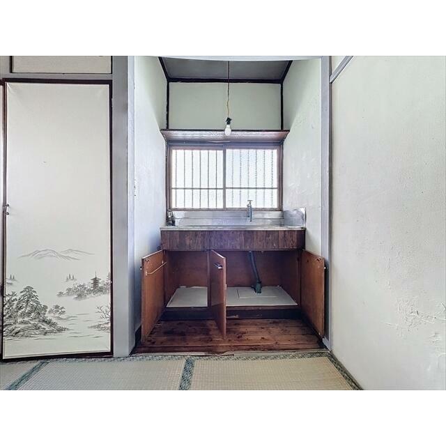 キッチンの上と下に収納付きです