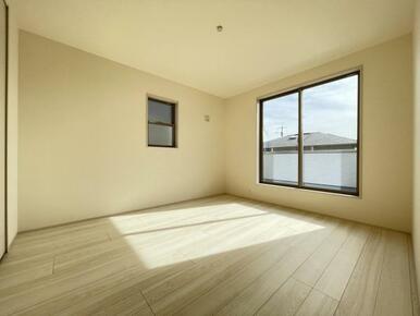 お部屋からバルコニーに出られるので洗濯物や布団などをすぐ干せ取込みも楽にできます！