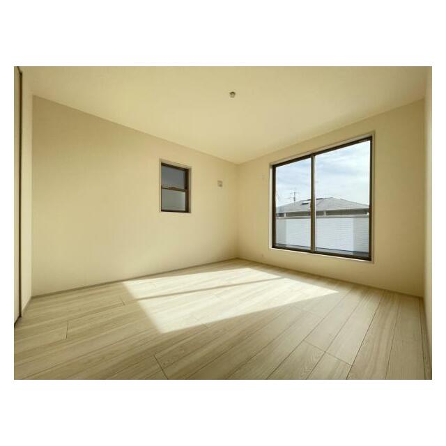 お部屋からバルコニーに出られるので洗濯物や布団などをすぐ干せ取込みも楽にできます！