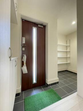 家族の靴がしまえるシューズボックス付き！SICにはベビーカーや子供の遊び道具なども収納できますよ＾＾