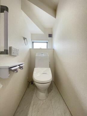 採光窓は臭い対策にもなって清潔な空間を保てます♪立ち上がりをサポートしてくれる手すりも完備！