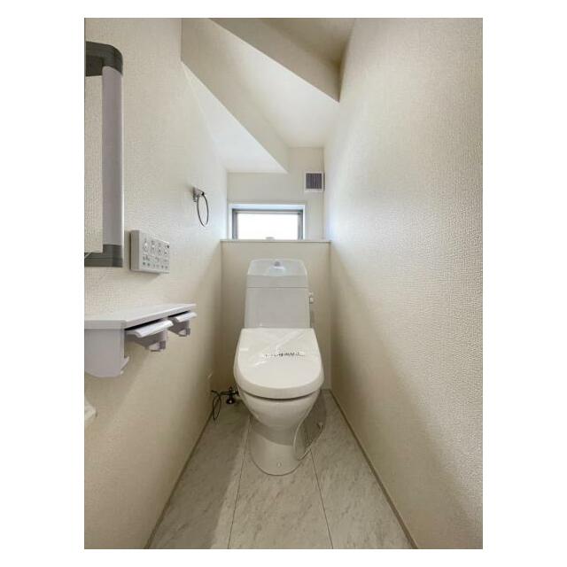 採光窓は臭い対策にもなって清潔な空間を保てます♪立ち上がりをサポートしてくれる手すりも完備！