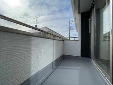 バルコニーは洗濯物や布団が干せる十分な広さです＾＾