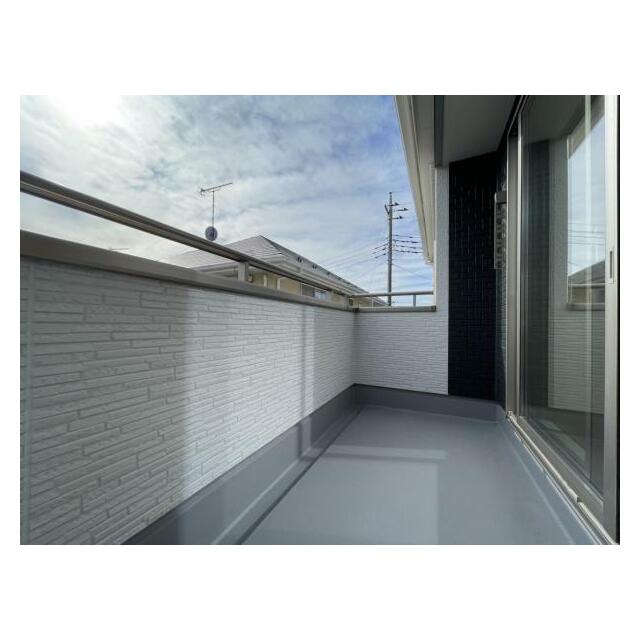 バルコニーは洗濯物や布団が干せる十分な広さです＾＾