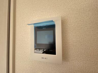 訪問者がひと目でわかるモニター付きインターホンを標準装備。お子さまのお留守番にも安心です！