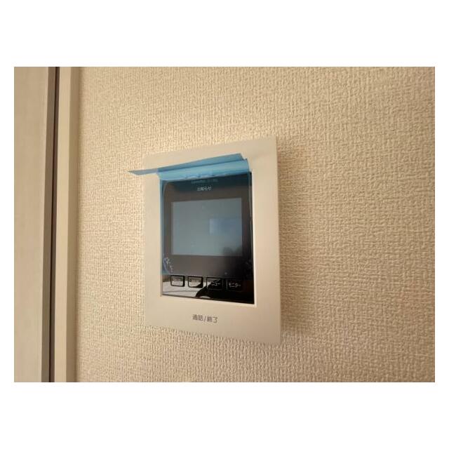 訪問者がひと目でわかるモニター付きインターホンを標準装備。お子さまのお留守番にも安心です！