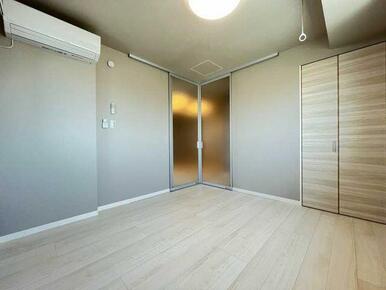 【ベットルーム】６．０帖の洋室です。リビングとの仕切りが天井高まであるスクリーンとなっております。…