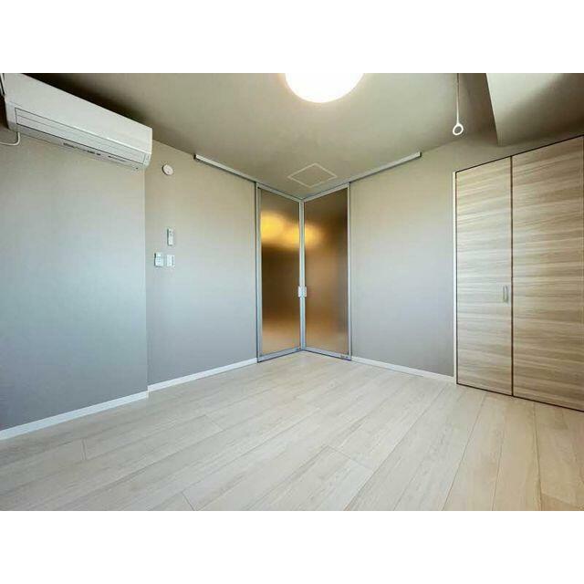 【ベットルーム】６．０帖の洋室です。リビングとの仕切りが天井高まであるスクリーンとなっております。…