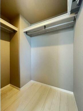 【ＷＩＣ】６．０帖の洋室の収納です。パイプハンガー・枕棚があり、たくさんの洋服が収納できます。