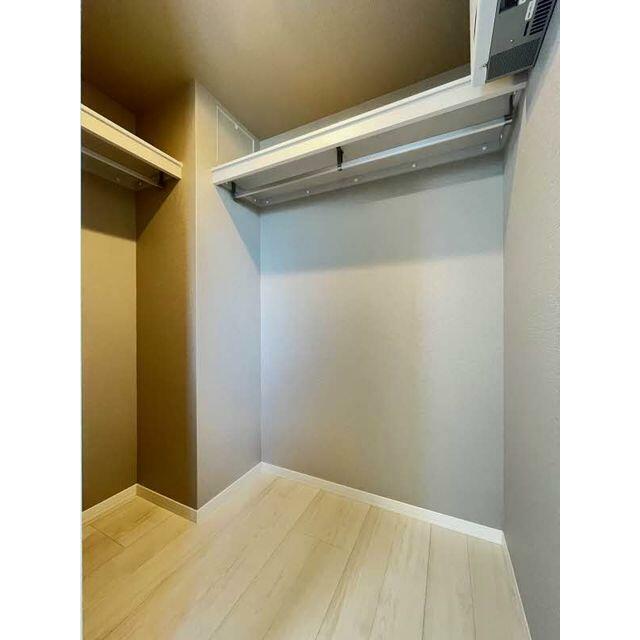 【ＷＩＣ】６．０帖の洋室の収納です。パイプハンガー・枕棚があり、たくさんの洋服が収納できます。