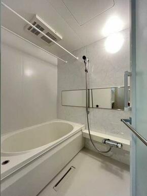 【バスルーム】１３１８サイズのユニットバスです。浴室暖房乾燥機もついておりますので、冬の寒い時期も…