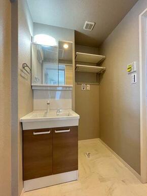 【洗面室】洗面台はサイズの二面鏡洗面台となっております。シャンプードレッサー仕様です。洗面台の隣は…