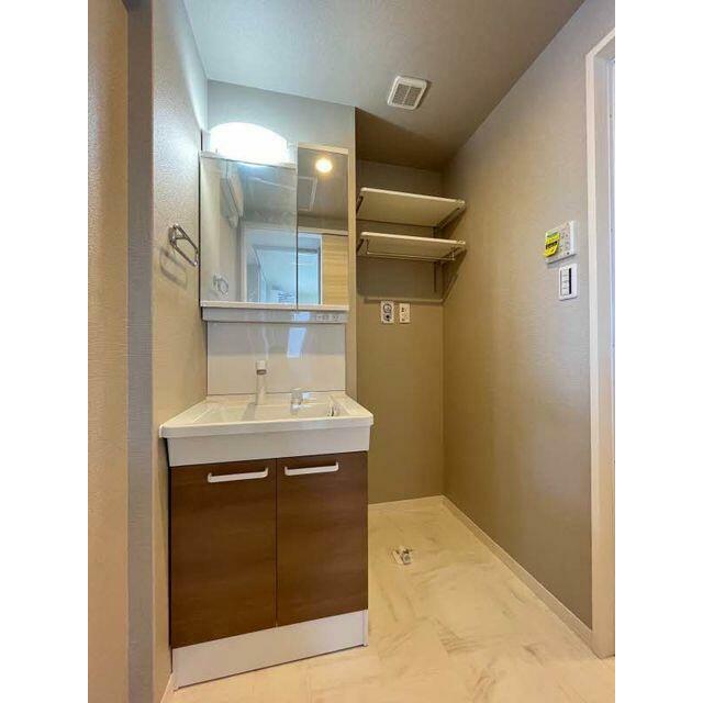 【洗面室】洗面台はサイズの二面鏡洗面台となっております。シャンプードレッサー仕様です。洗面台の隣は…