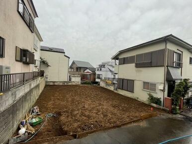 北東側道路からの撮影です。