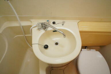 洗面ボウルもついているので、ここで洗顔できますね☆