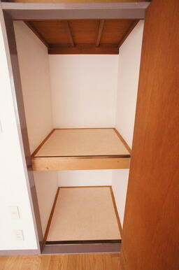 奥行のある収納付です！増えがちな荷物をスッキリ収納できます！