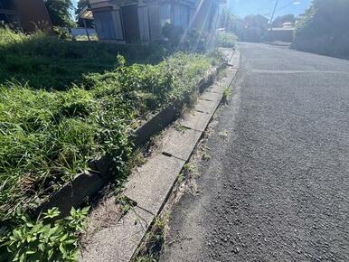 道路わきには側溝が敷設してあり、排水先が確保されております。水道も前面道路に敷設あり。