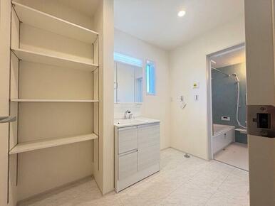 女性のお化粧や男性の身だしなみに洗面台は不可欠（1号棟）