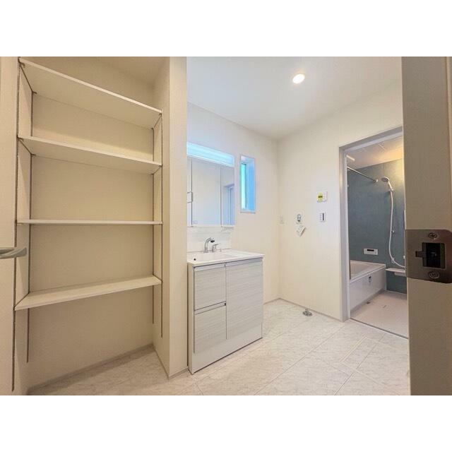 女性のお化粧や男性の身だしなみに洗面台は不可欠（1号棟）