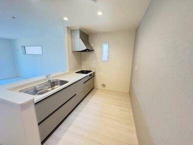 開放感のあるカウンターキッチンは料理中に孤立しないメリットも（1号棟）