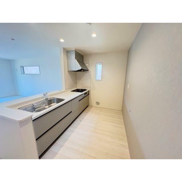 開放感のあるカウンターキッチンは料理中に孤立しないメリットも（1号棟）