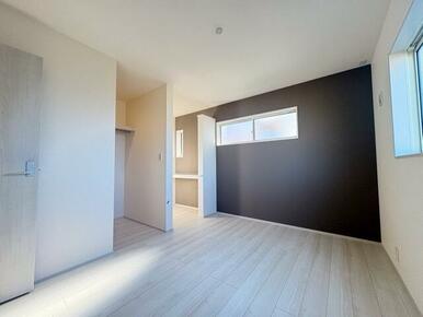 単調になりがちなお部屋の印象も面違いのクロスが格好のアクセントに（1号棟）