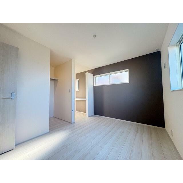 単調になりがちなお部屋の印象も面違いのクロスが格好のアクセントに（1号棟）