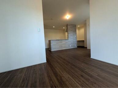 くつろぎスペースとしてはもとより、リビングに学習やテレワークのスペースを設けるご家庭も増えています（7号棟）