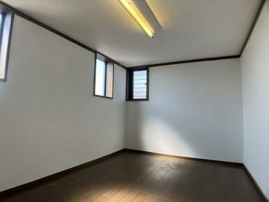 2階洋室約6帖（南側）　屋根裏収納