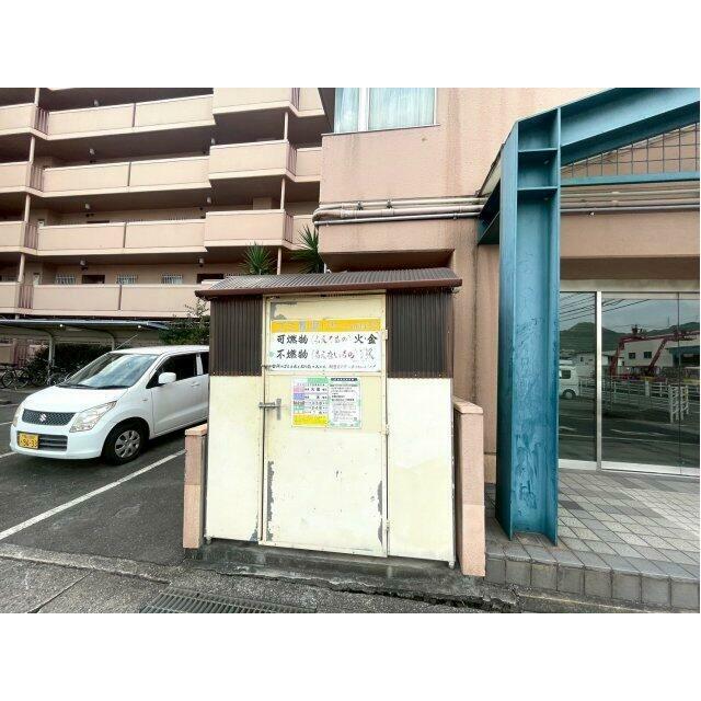 敷地内には専用ゴミ置き場が完備されており、曜日ごとに分別された収集が可能。住民の皆さまが使いやすく、