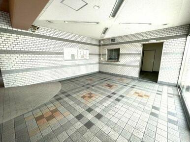 エントランスには防犯カメラを設置。住民の安全を見守る設備が整っており、不在時や夜間のセキュリティ面