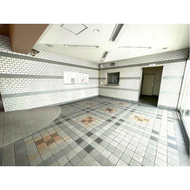 エントランスには防犯カメラを設置。住民の安全を見守る設備が整っており、不在時や夜間のセキュリティ面