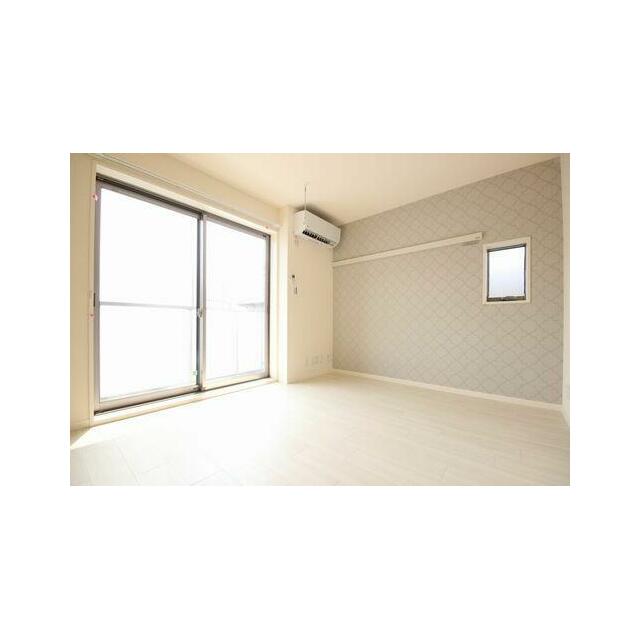 ◆洋室（６．９帖）◆うれしいエアコン付き！窓側にある室内物干しかけは雨や花粉が気になる季節に重宝し…