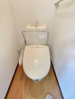 洗浄機能付きトイレ。バスとトイレはセパレイトです。