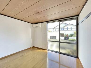 明るいお部屋です。床はフローリング、壁には便利なレールフックもあります。夏も冬も快適なエアコン付き。