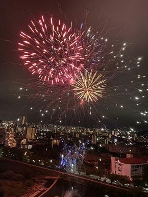 広瀬川花火大会では花火が目の前に広がります！