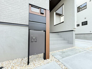 【1・2号棟共通】宅配BOX付き門柱