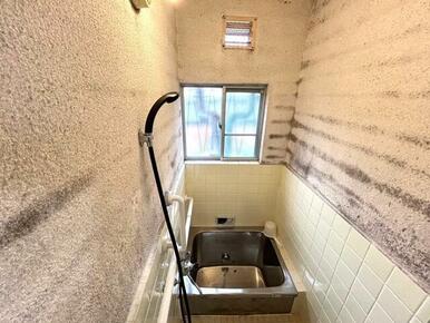 窓付きの明るい浴室