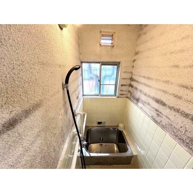 窓付きの明るい浴室