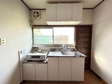 窓付きの明るいキッチン